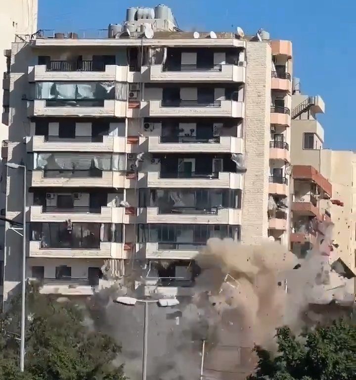 Beirut, il video shock del missile che distrugge un palazzo