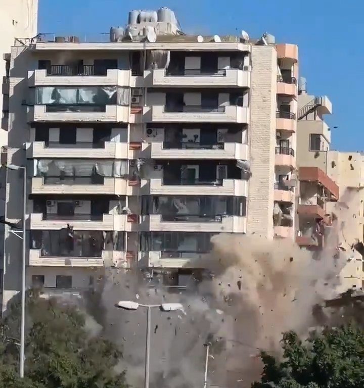 Beirut, il video shock del missile che distrugge un palazzo