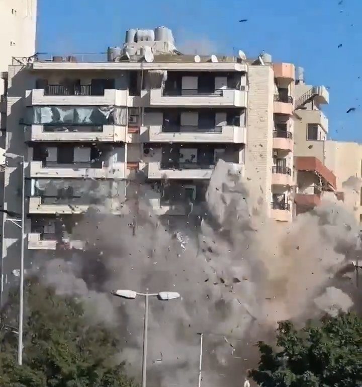 Beirut, il video shock del missile che distrugge un palazzo