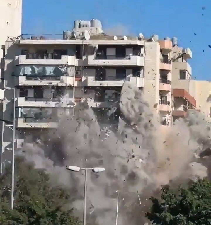 Beirut, das schockierende Video der Rakete, die ein Gebäude zerstört