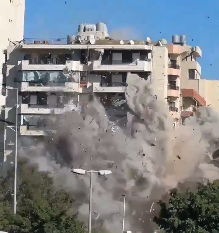 Beirut, il video shock del missile che distrugge un palazzo