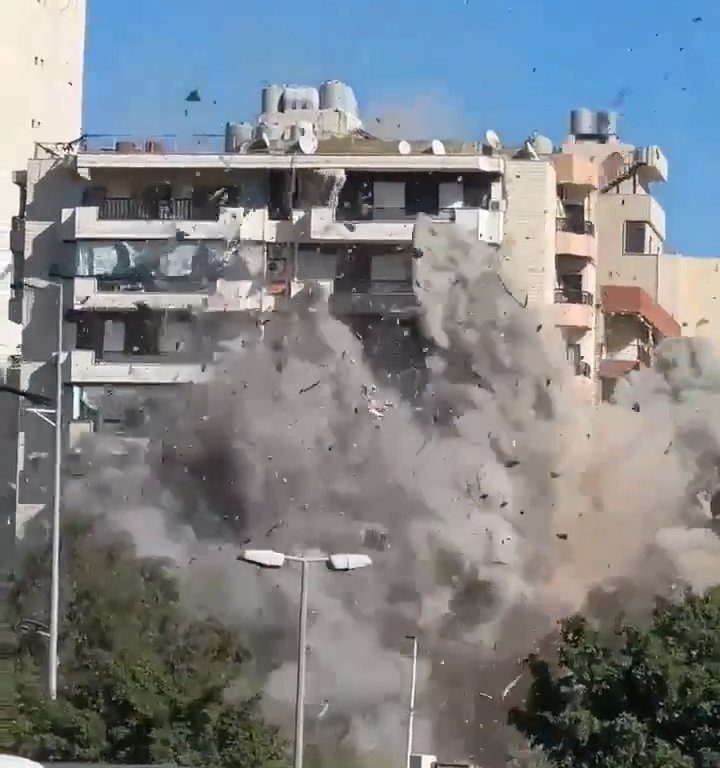 Beirut, il video shock del missile che distrugge un palazzo