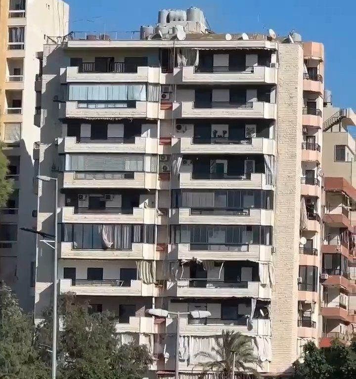 Beirut, das schockierende Video der Rakete, die ein Gebäude zerstört