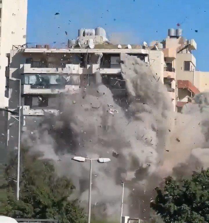 Beirut, il video shock del missile che distrugge un palazzo