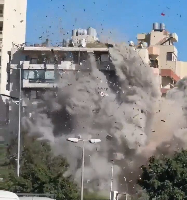 Beirut, das schockierende Video der Rakete, die ein Gebäude zerstört