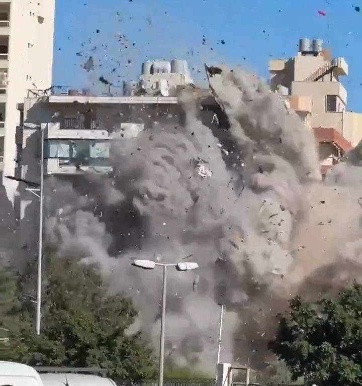 Beirut, das schockierende Video der Rakete, die ein Gebäude zerstört