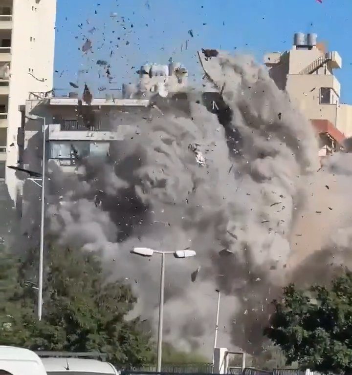 Beirut, il video shock del missile che distrugge un palazzo