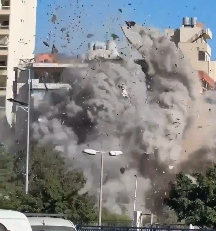 Beirut, il video shock del missile che distrugge un palazzo