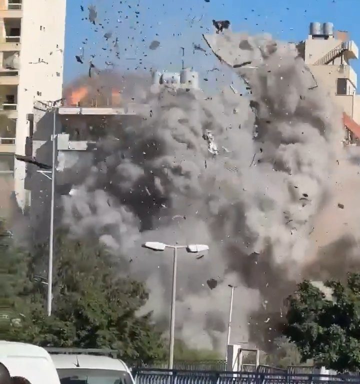 Beirut, il video shock del missile che distrugge un palazzo