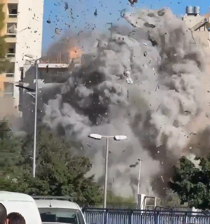 Beirut, das schockierende Video der Rakete, die ein Gebäude zerstört