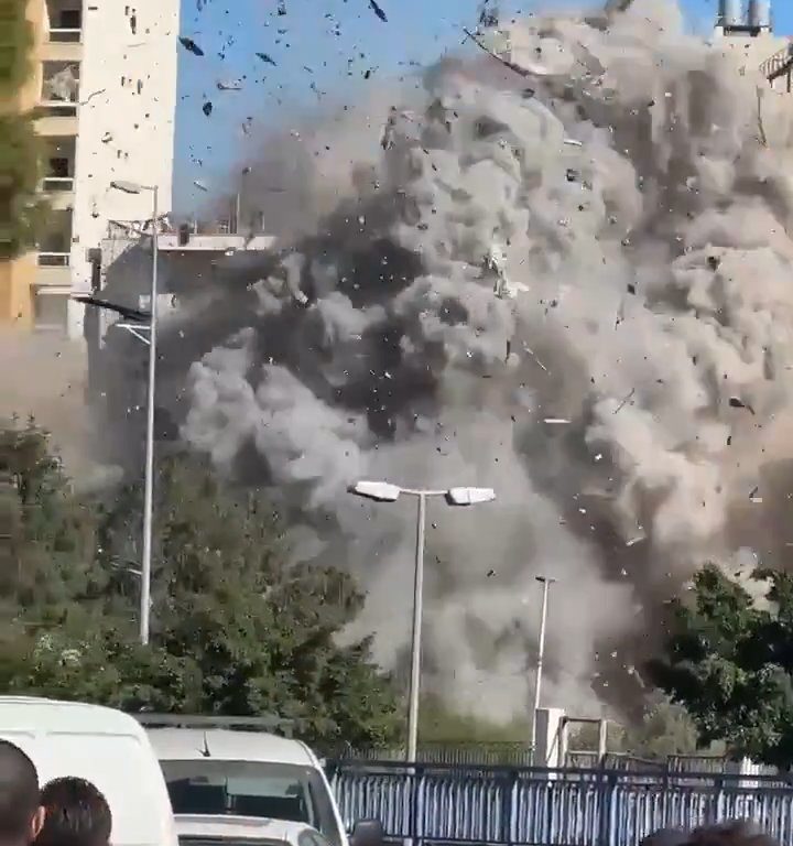 Beirut, il video shock del missile che distrugge un palazzo