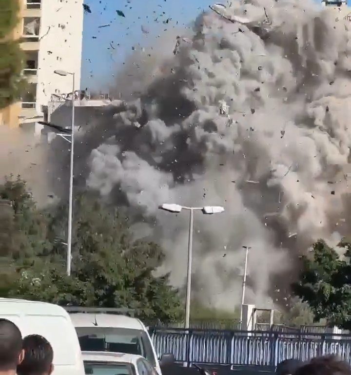 Beirut, das schockierende Video der Rakete, die ein Gebäude zerstört