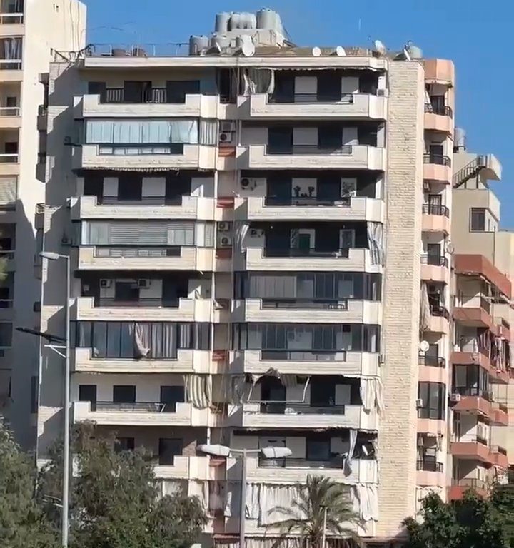 Beirut, das schockierende Video der Rakete, die ein Gebäude zerstört