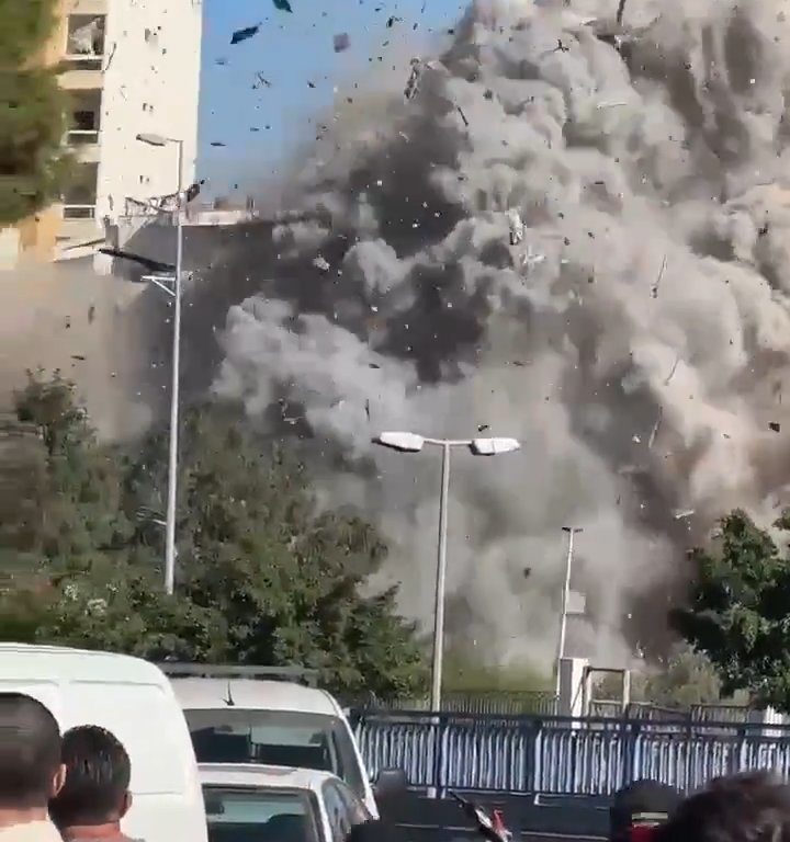 Beirut, das schockierende Video der Rakete, die ein Gebäude zerstört