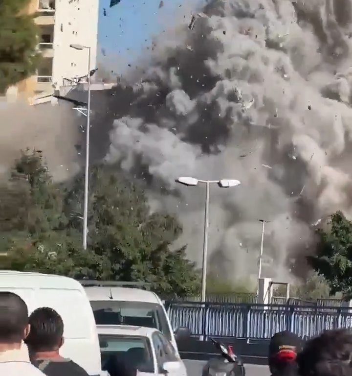 Beirut, il video shock del missile che distrugge un palazzo