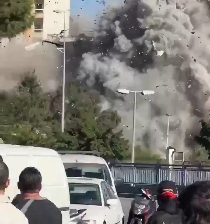 Beirut, das schockierende Video der Rakete, die ein Gebäude zerstört