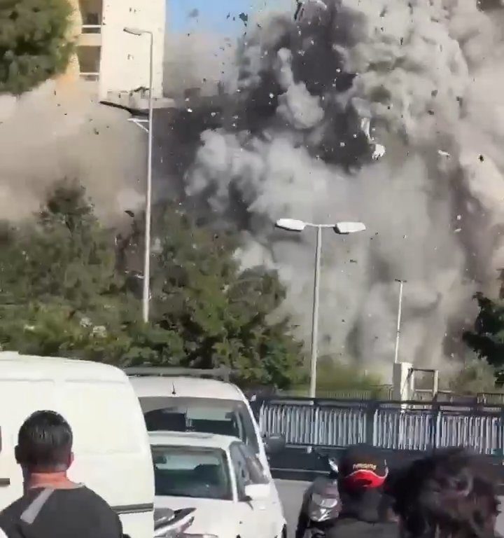 Beirut, il video shock del missile che distrugge un palazzo