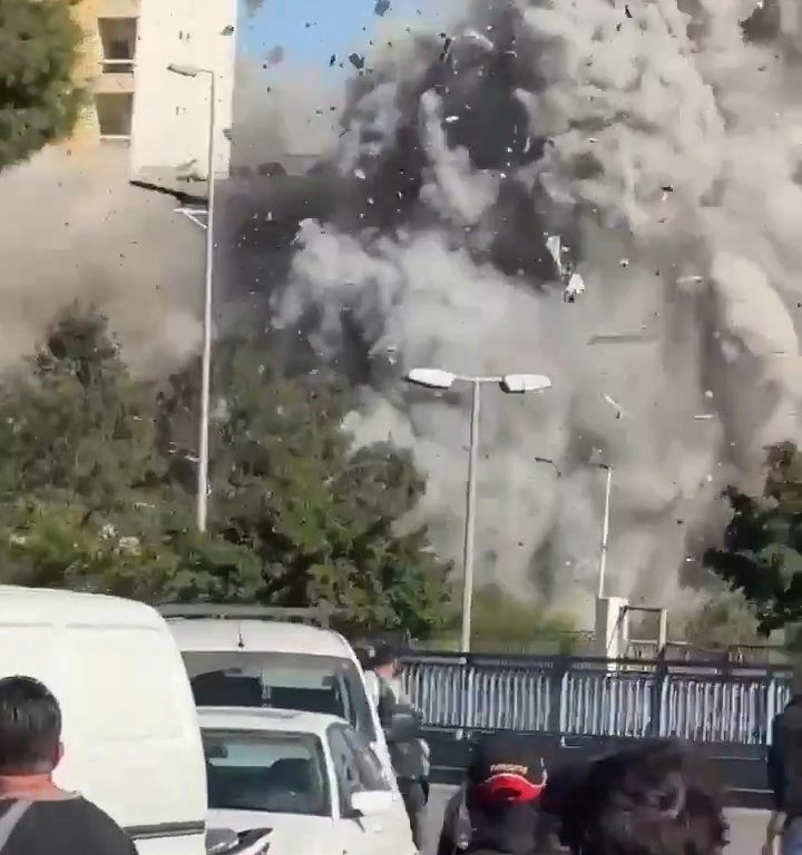 Beirut, il video shock del missile che distrugge un palazzo