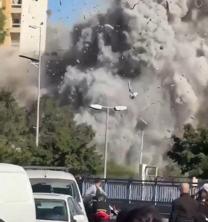 Beirut, das schockierende Video der Rakete, die ein Gebäude zerstört