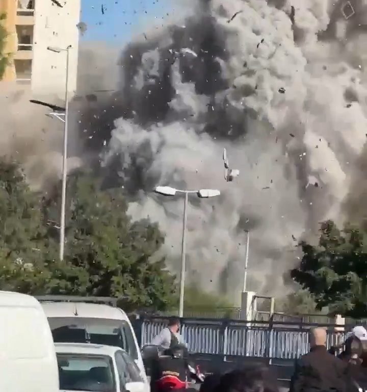 Beirut, il video shock del missile che distrugge un palazzo