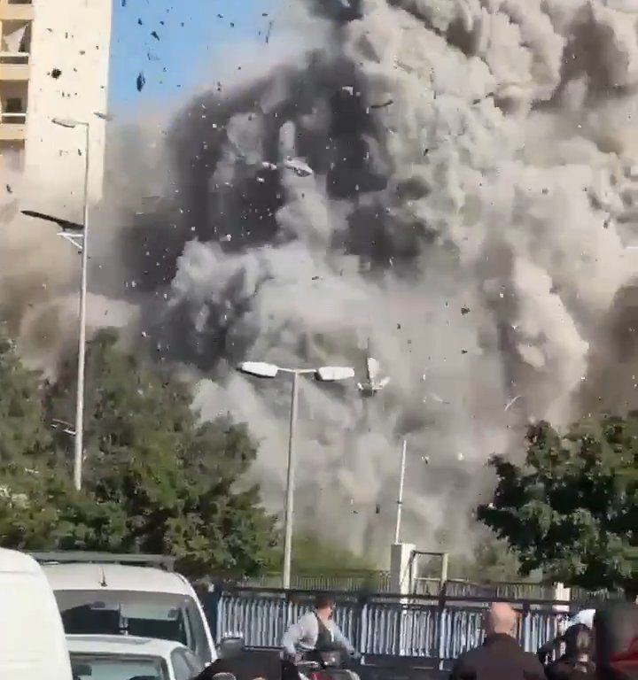 Beirut, das schockierende Video der Rakete, die ein Gebäude zerstört