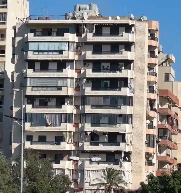 Beirut, il video shock del missile che distrugge un palazzo