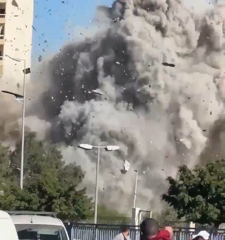 Beirut, il video shock del missile che distrugge un palazzo