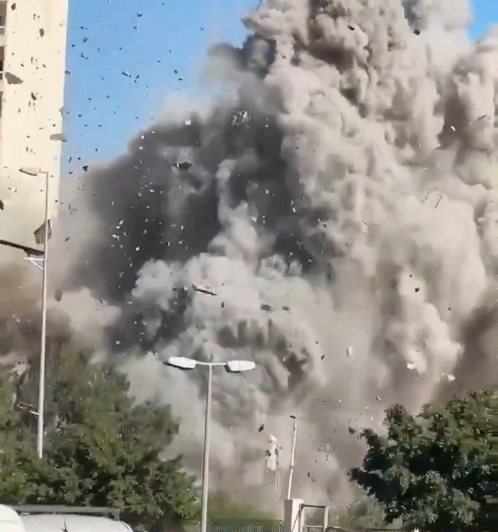 Beirut, il video shock del missile che distrugge un palazzo