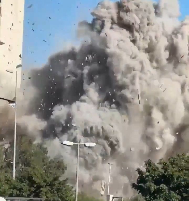 Beirut, il video shock del missile che distrugge un palazzo