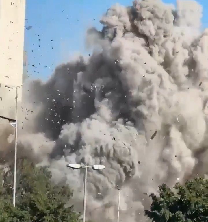 Beirut, das schockierende Video der Rakete, die ein Gebäude zerstört