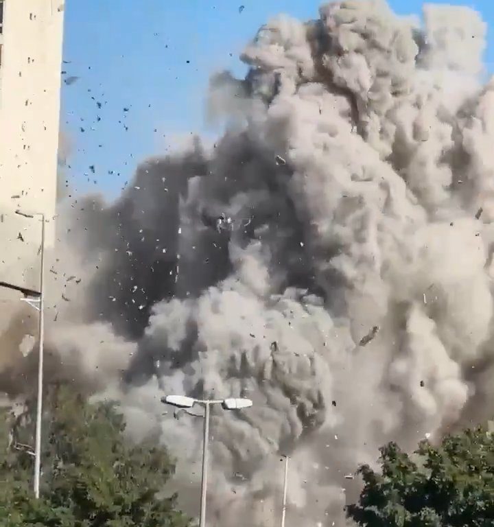 Beirut, il video shock del missile che distrugge un palazzo