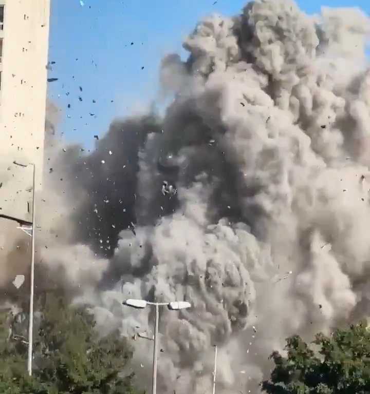 Beirut, il video shock del missile che distrugge un palazzo