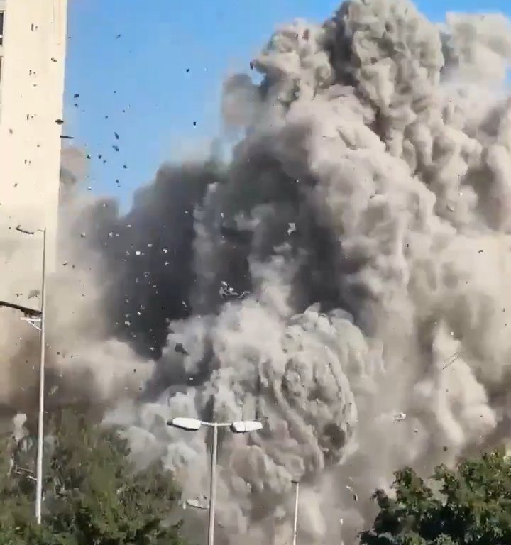 Beirut, das schockierende Video der Rakete, die ein Gebäude zerstört