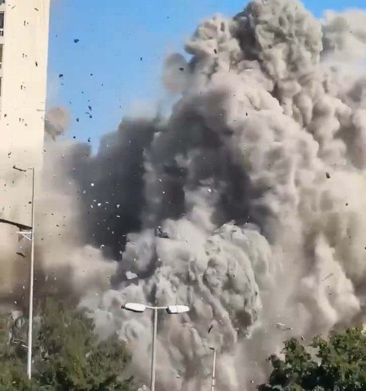 Beirut, il video shock del missile che distrugge un palazzo