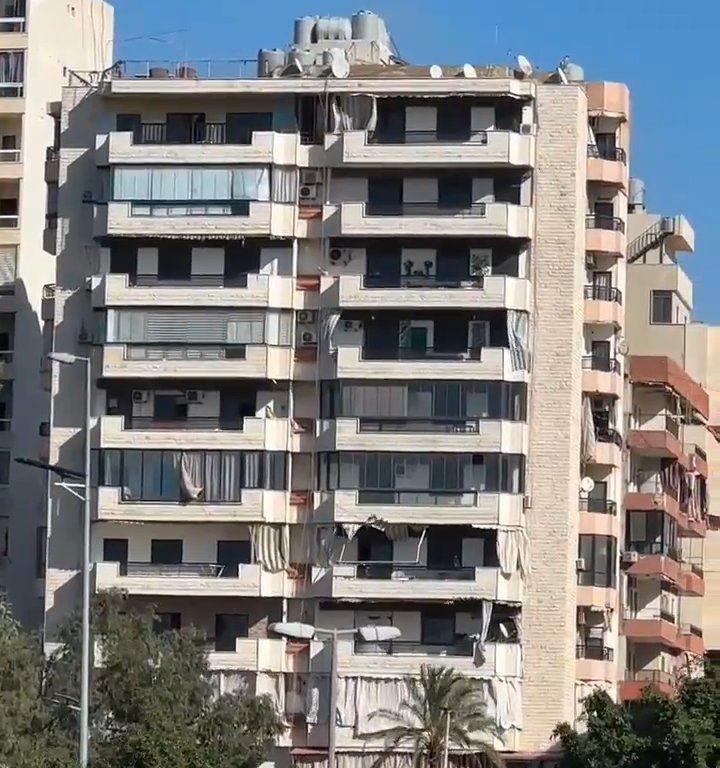 Beirut, das schockierende Video der Rakete, die ein Gebäude zerstört