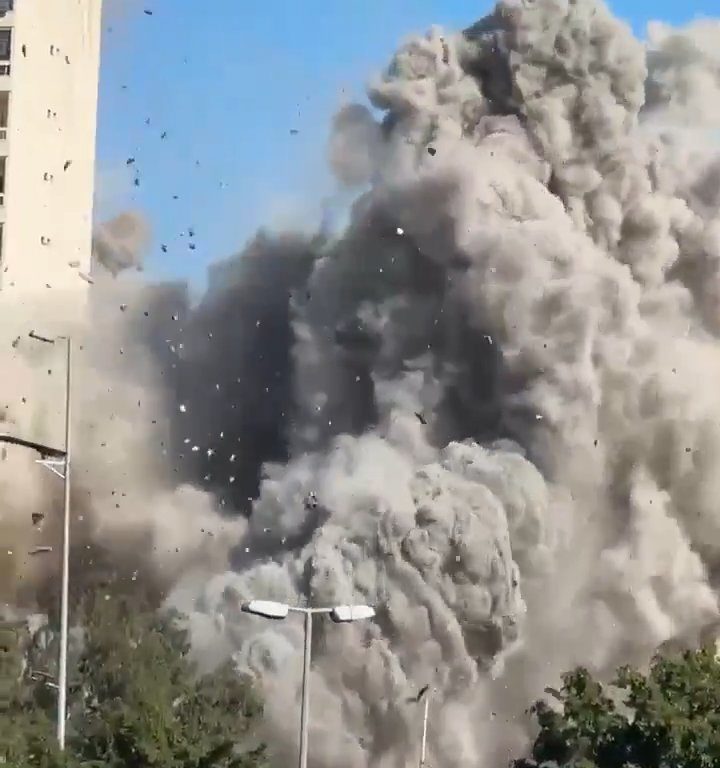 Beirut, il video shock del missile che distrugge un palazzo