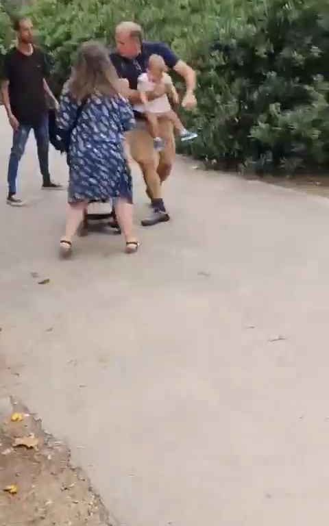 Bimba di un anno presa a schiaffi da un senzatetto immigrato in un parco video shock