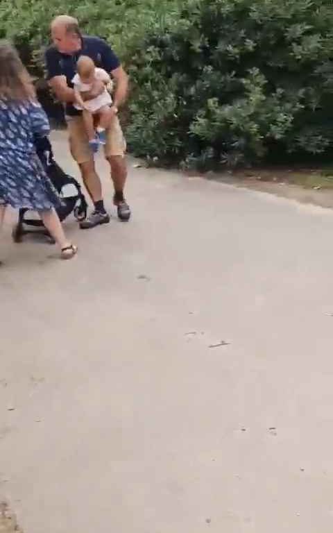 Bimba di un anno presa a schiaffi da un senzatetto immigrato in un parco video shock