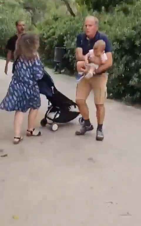 Bimba di un anno presa a schiaffi da un senzatetto immigrato in un parco video shock