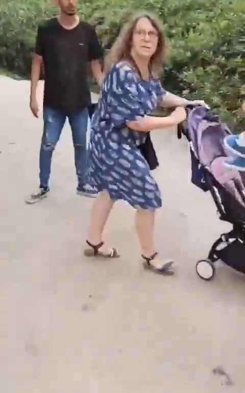 Bimba di un anno presa a schiaffi da un senzatetto immigrato in un parco video shock