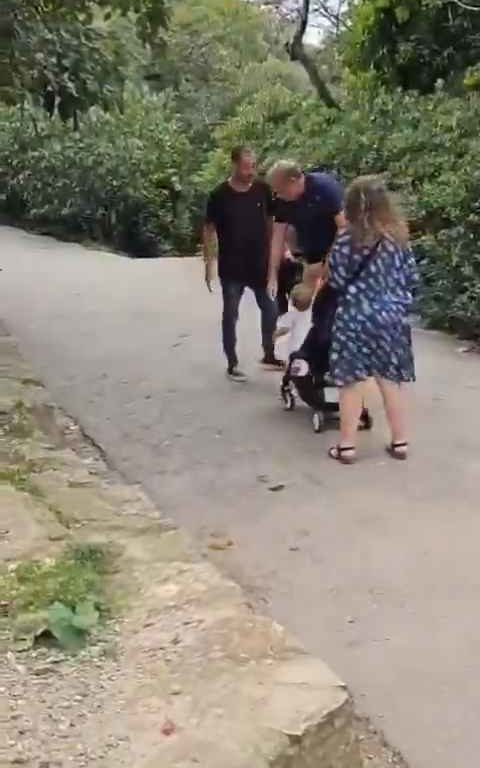 Bimba di un anno presa a schiaffi da un senzatetto immigrato in un parco video shock