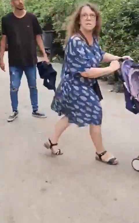 Bimba di un anno presa a schiaffi da un senzatetto immigrato in un parco video shock