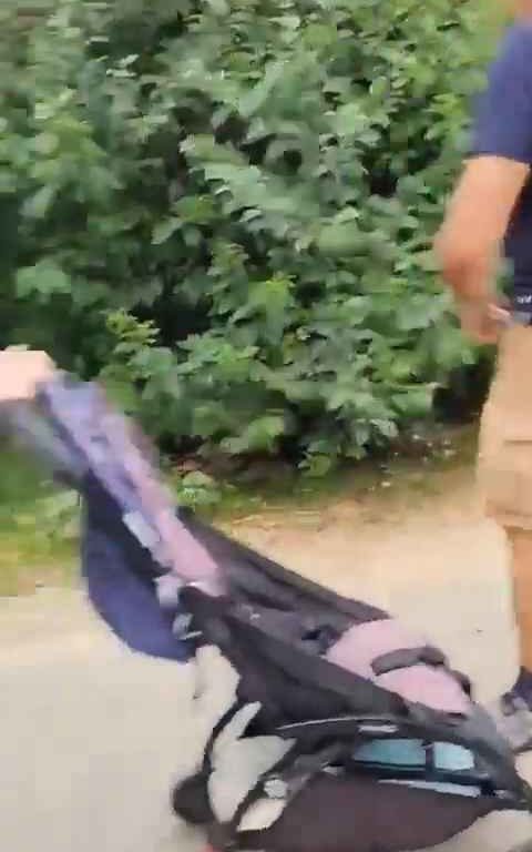 Bimba di un anno presa a schiaffi da un senzatetto immigrato in un parco video shock