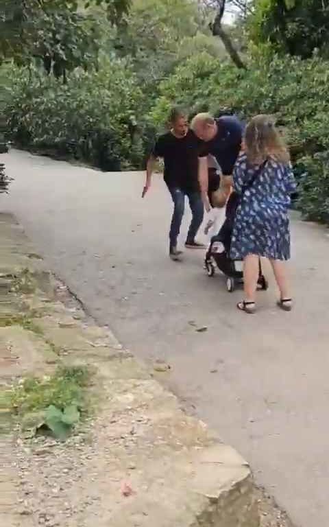 Bimba di un anno presa a schiaffi da un senzatetto immigrato in un parco video shock