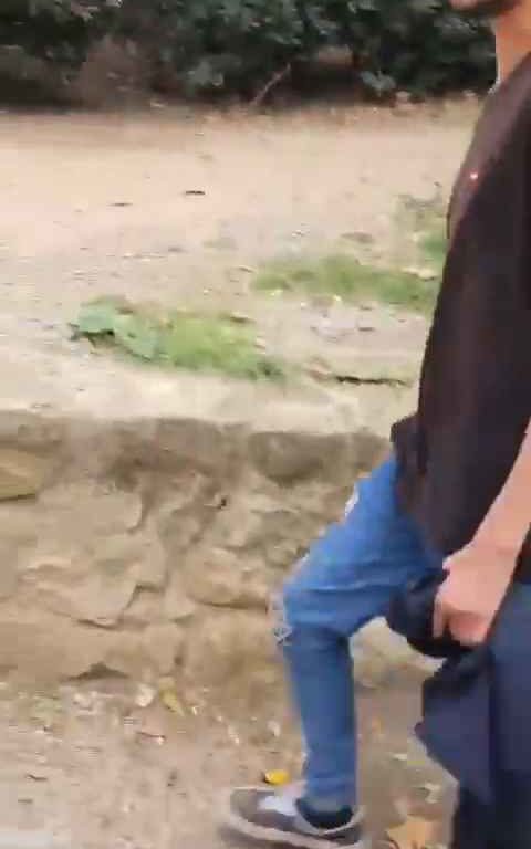 Bimba di un anno presa a schiaffi da un senzatetto immigrato in un parco video shock