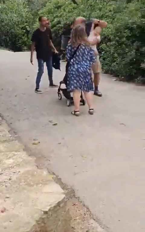 Bimba di un anno presa a schiaffi da un senzatetto immigrato in un parco video shock