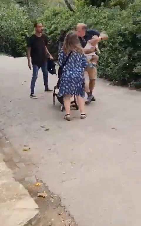 Bimba di un anno presa a schiaffi da un senzatetto immigrato in un parco video shock