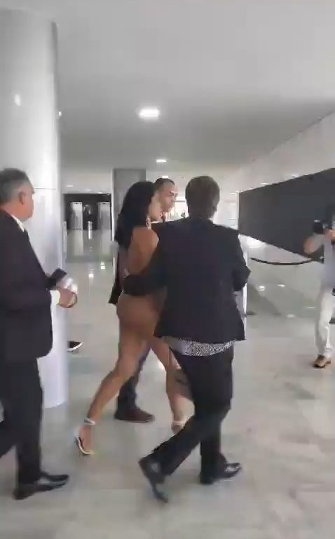 Brasil, una mujer desnuda irrumpe en el palacio presidencial para ver a Lula: arrestado