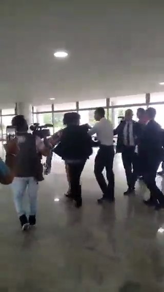 Brasil, una mujer desnuda irrumpe en el palacio presidencial para ver a Lula: arrestado