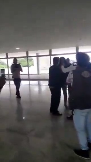 Brasil, una mujer desnuda irrumpe en el palacio presidencial para ver a Lula: arrestado